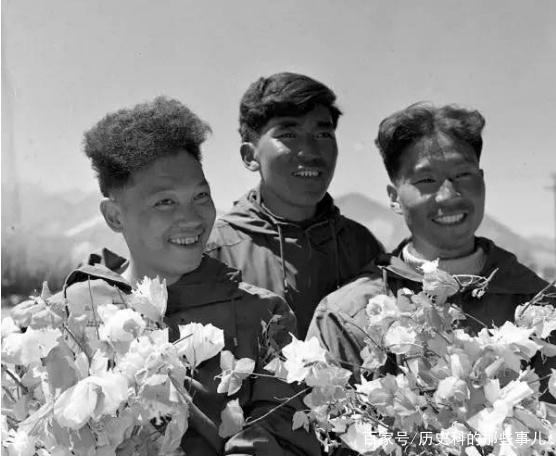 △1960年5月25日凌晨4點(diǎn)20分，中國(guó)登山隊(duì)隊(duì)員成功登上珠穆朗瑪峰。（右起）王富洲、貢布（藏族）和屈銀華。