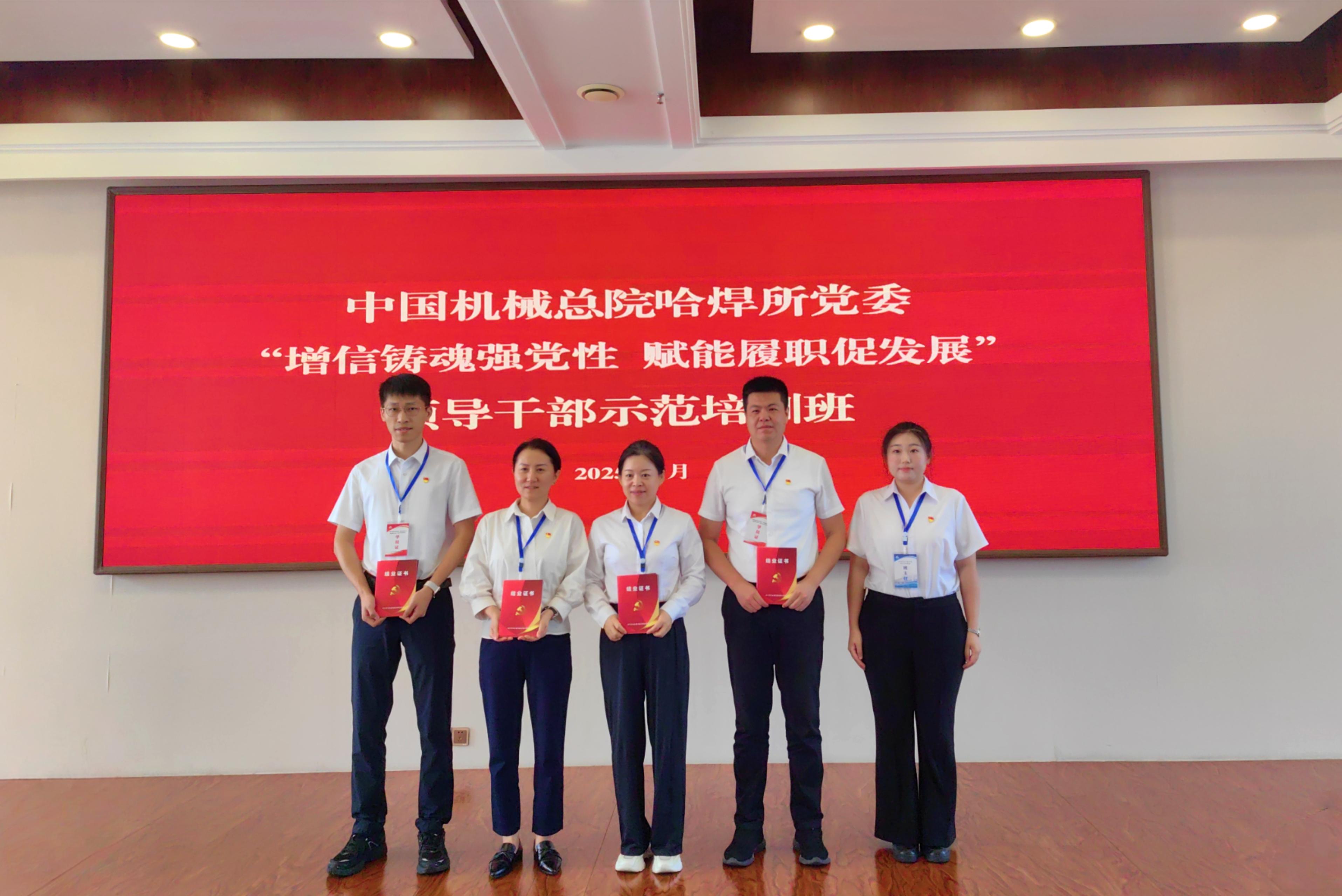 頒發(fā)證書(shū)圖.jpg 頒發(fā)證書(shū)圖.jpg